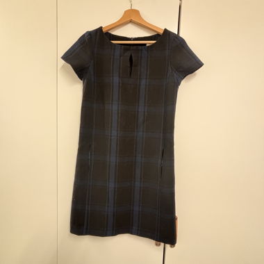 Schwarzes Kleid mit Karomuster - Naf Naf