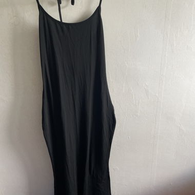 Abito nero con spalline