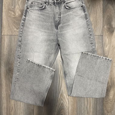 Graue Jeans