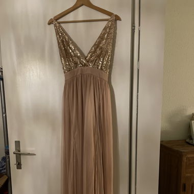 Langes schönes Abendkleid