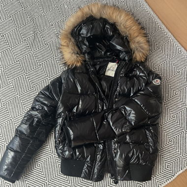 veste en duvet Moncler vintage avec capuche en fourrure