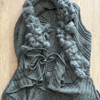 chic grey knitted vest with faux fur