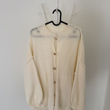 Weisse Strickjacke