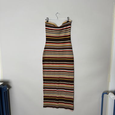 Gestreidtes, trägerloses Strickkleid
