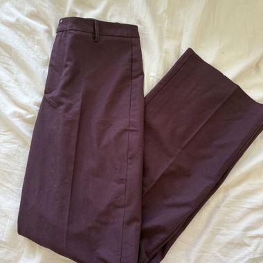 Pantalon en tissu bordeaux Stradivarius