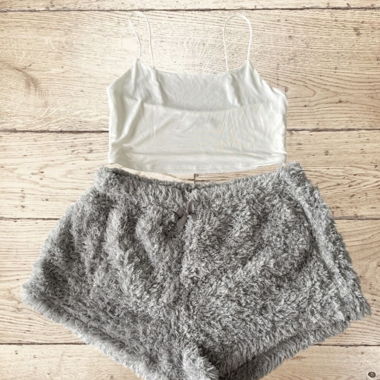 Set top bianco e shorts grigi