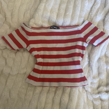Top a righe rosse e bianche