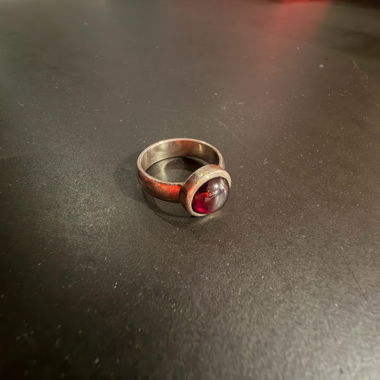 Anello in argento con pietra rossa
