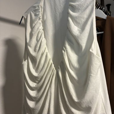 Top bianco con maniche a sbuffo
