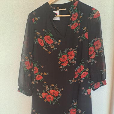 Robe noire avec des coquelicots
