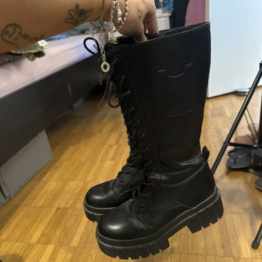 Schwarze Plateau-Stiefel