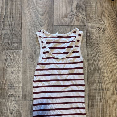Weiss rot gestreiftes shirt