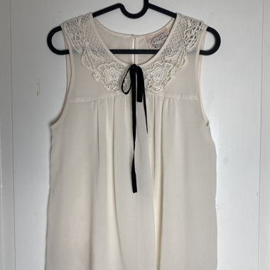 Top con colletto in pizzo