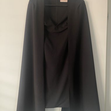 Ultima occasione: Abito nero con mantella