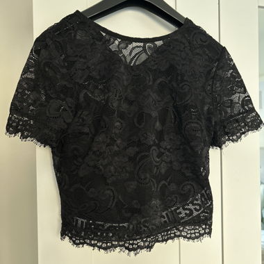 Top in pizzo Guess due pezzi