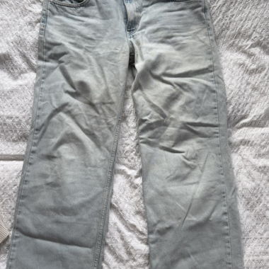Jeans a vita bassa e gamba larga in lavaggio chiaro