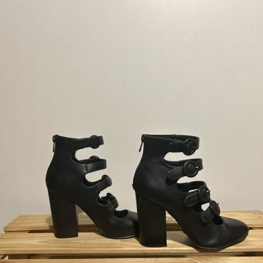 Schwarze Absatz Schuhe mit Riemen