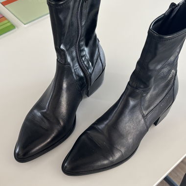 Bottes noires bout pointu en cuir