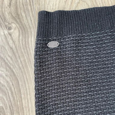 Schwarzer Pullover