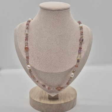 Collier dans les tons roses 