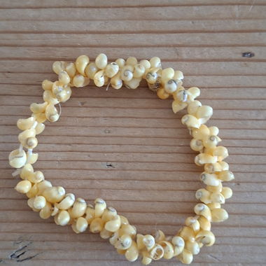 Bracciale di conchiglie gialle