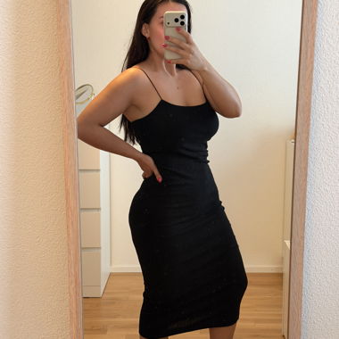 Robe noire à fines bretelles