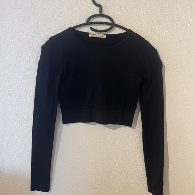 Top corto nero maniche lunghe
