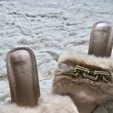 Mules mit Absatz und Pelz in Hellrosa von Nine West