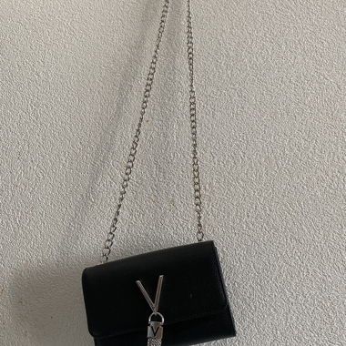 Black shoulder bag with chain
