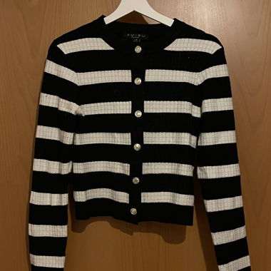gestreifte Strickjacke mit Goldknöpfen