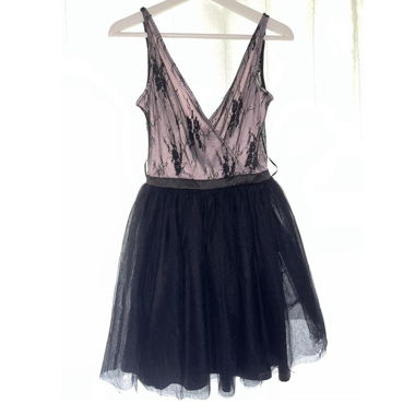 Vestito corto nero in pizzo con gonna in tulle