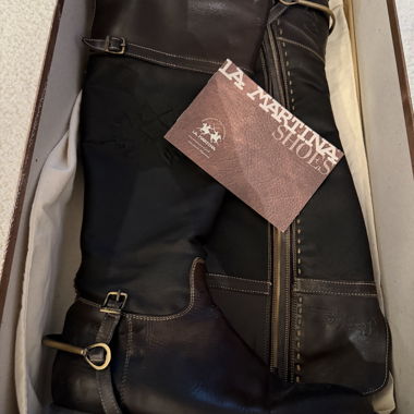 Black high boots with zipper