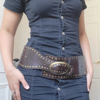 Cintura larga in pelle con borchie marrone
