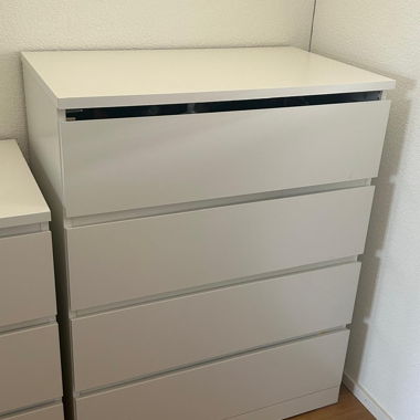 Weisse Kommode mit 4 Schubladen