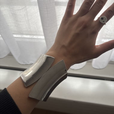 Bracelet jonc argent statement porté pour un mariage