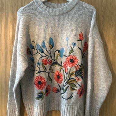 Grau floral bestickter Pullover