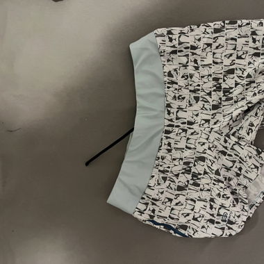 Sporthose mit integrierter Tasche