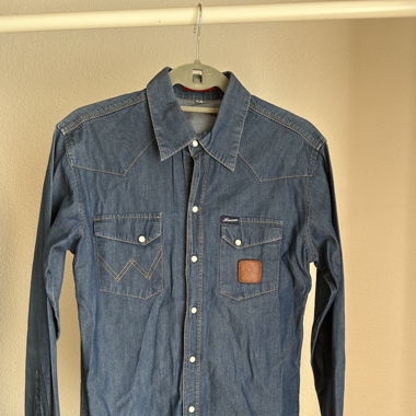 Dunkelblaues Jeanshemd