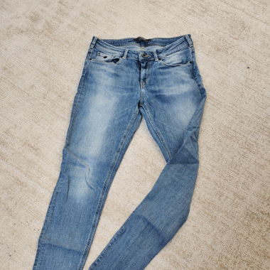 Enge hochwertige Jeans