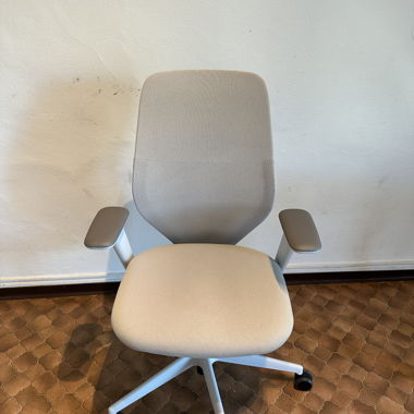 Grey swivel office chair (VITRA ACX MESH)
