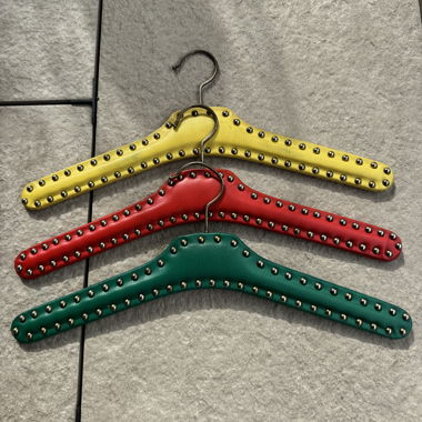 Set aus 3 bunten Vintage Kleiderbügeln mit Nieten