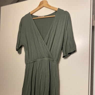 Grünes leichtes Kleid