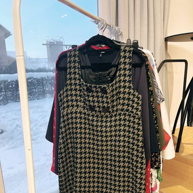 Karriertes Kleid mit grossen Knöpfen