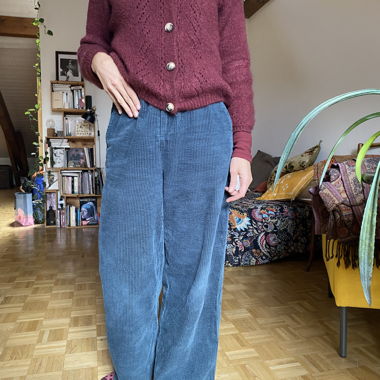 Weite blaue Cordhose