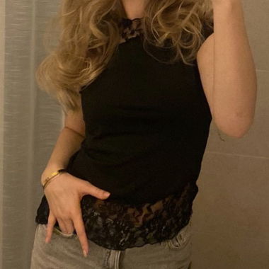 Haut noir avec dentelle