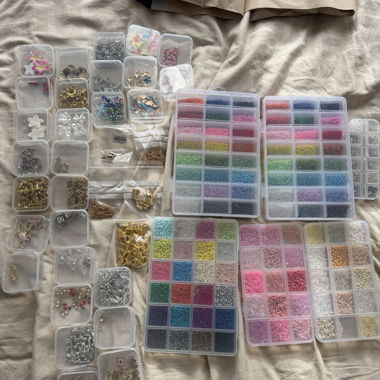 Lot de perles et accessoires de loisirs créatifs