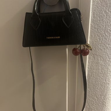 Borsa a mano nera con ciliegie