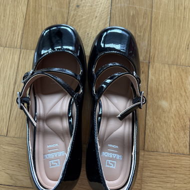 Schwarze Lack-Mary-Janes