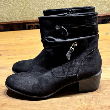 Black boots with zipper decoration