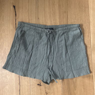 Zara Shorts grün